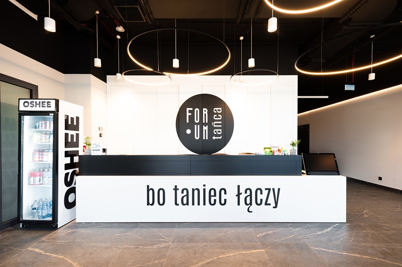 Ludzie na&nbsp;sali tanecznej