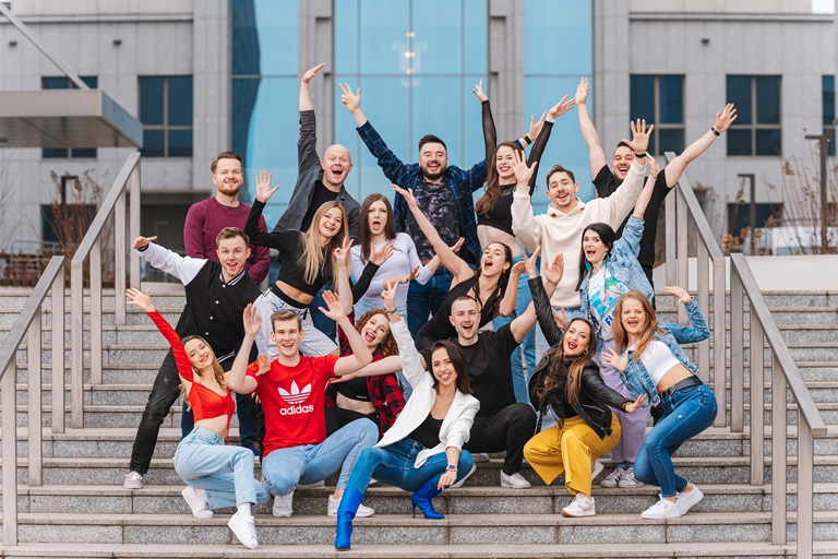 Ludzie trzymający&nbsp;się za&nbsp;ręce